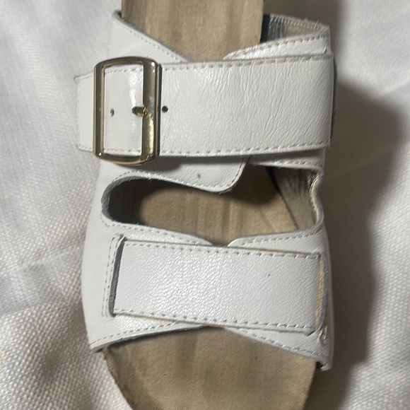 Women’s size 6 Kenneth Cole Reaction white leather wedge sandals. - Picture 3 of 3